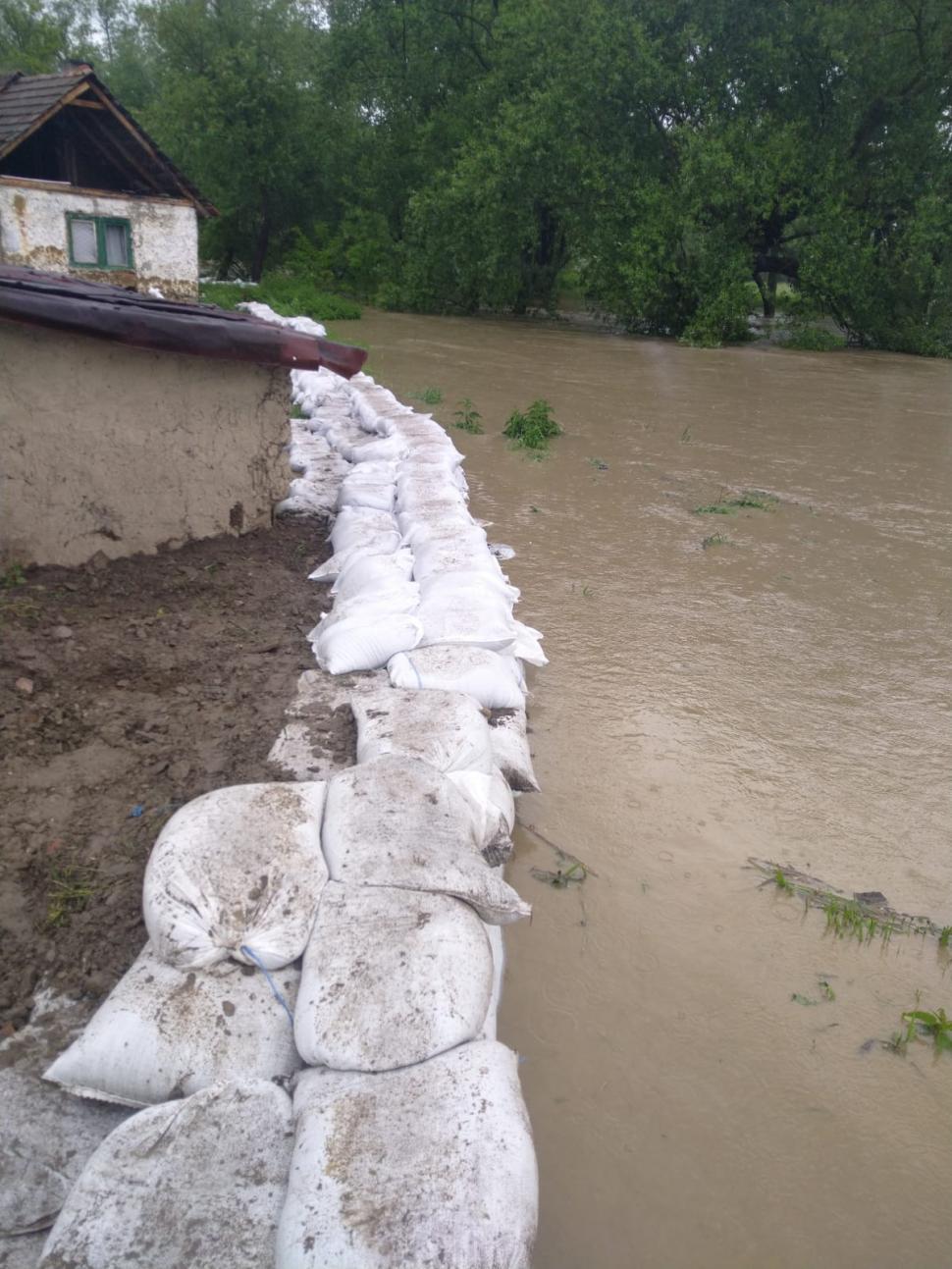 Sunt localități întregi unde nu se mai poate circula decât cu barca. Alerta de cod roșu de inundații a fost prelungită 976374