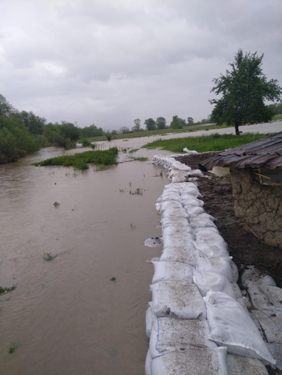 Sunt localități întregi unde nu se mai poate circula decât cu barca. Alerta de cod roșu de inundații a fost prelungită 976375