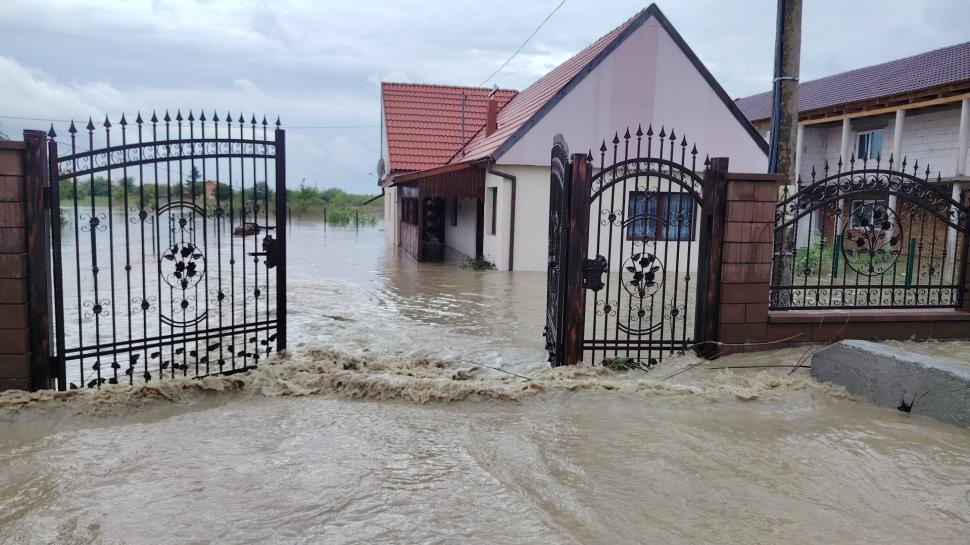 Sunt localități întregi unde nu se mai poate circula decât cu barca. Alerta de cod roșu de inundații a fost prelungită 976380