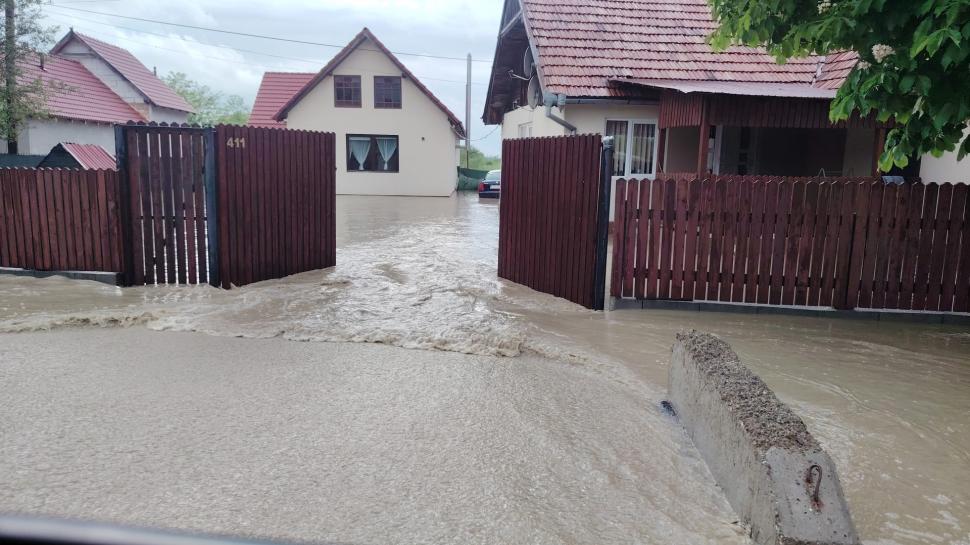 Sunt localități întregi unde nu se mai poate circula decât cu barca. Alerta de cod roșu de inundații a fost prelungită 976381