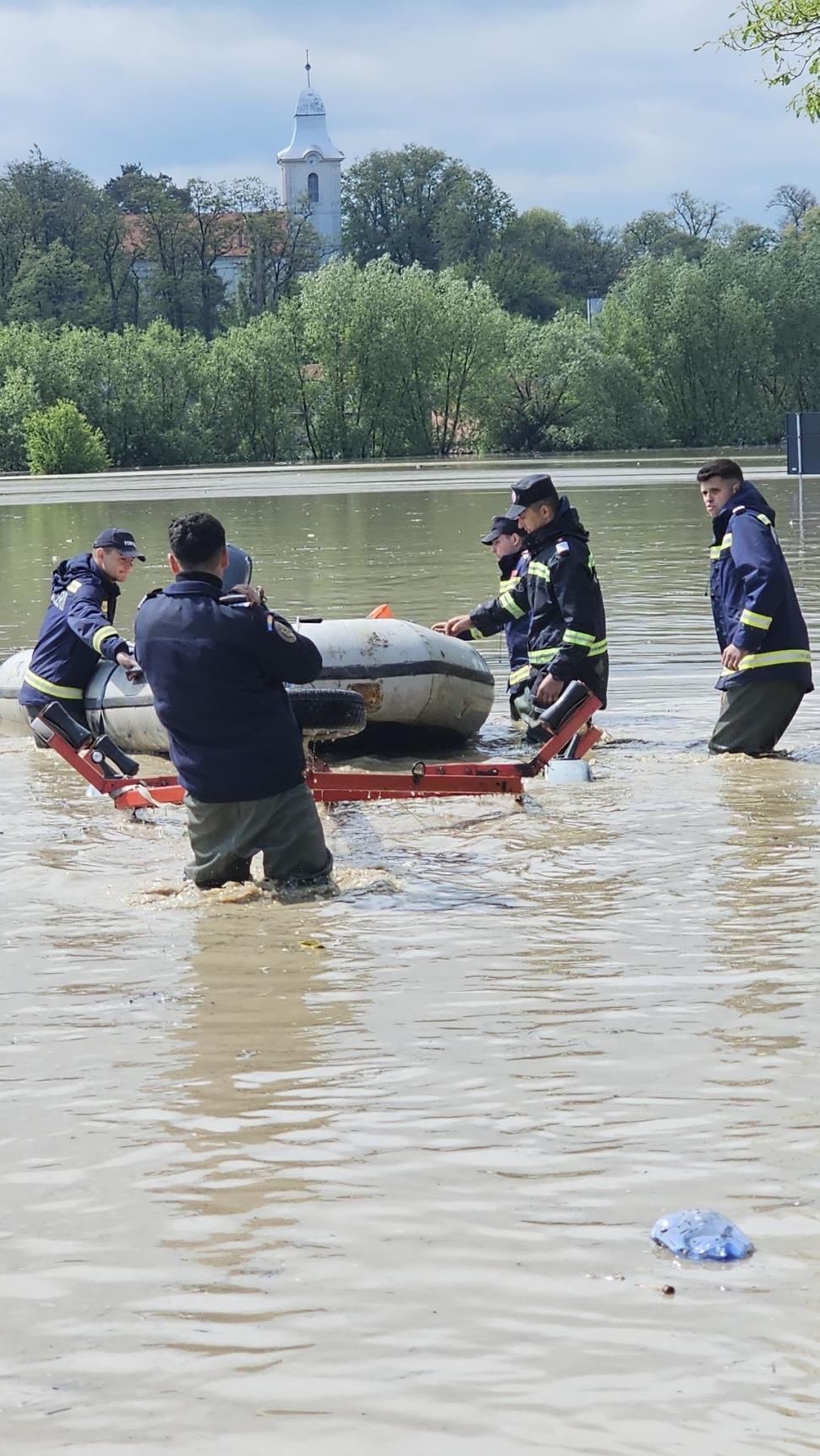 Sunt localități întregi unde nu se mai poate circula decât cu barca. Alerta de cod roșu de inundații a fost prelungită 976386
