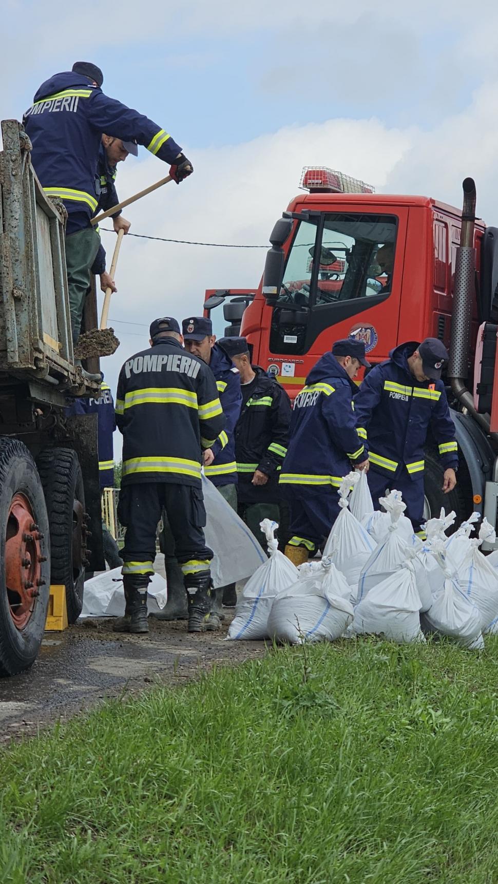 Sunt localități întregi unde nu se mai poate circula decât cu barca. Alerta de cod roșu de inundații a fost prelungită 976388