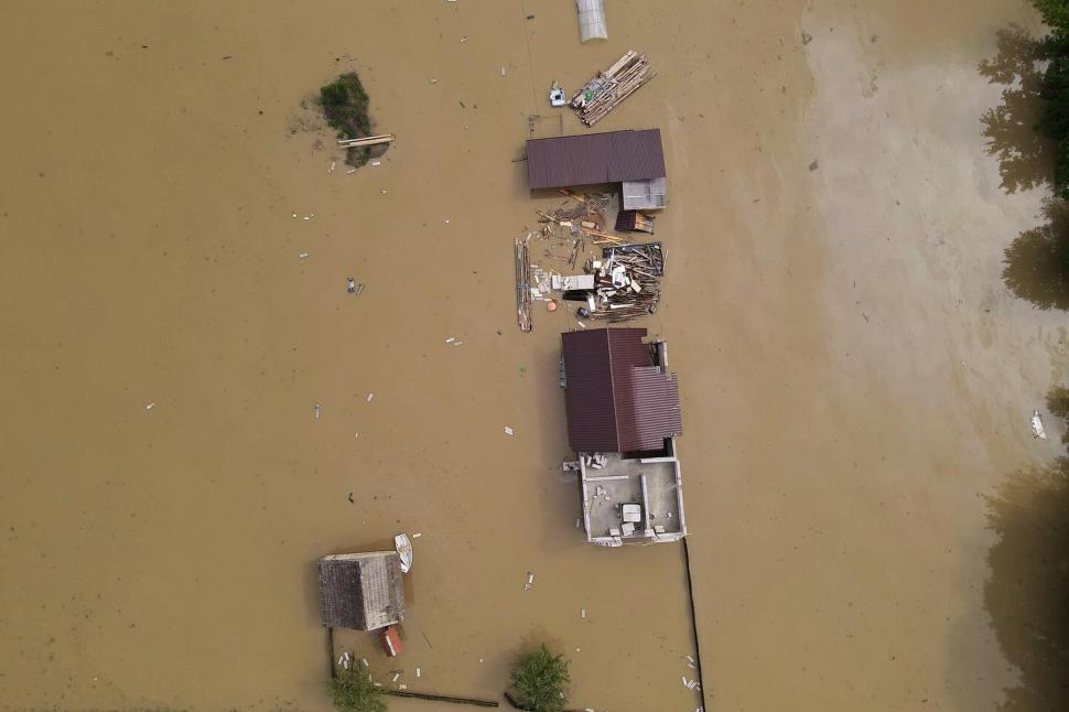 Sunt localități întregi unde nu se mai poate circula decât cu barca. Alerta de cod roșu de inundații a fost prelungită 976439