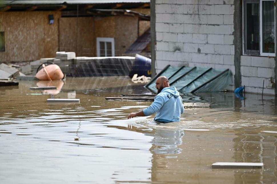 Sunt localități întregi unde nu se mai poate circula decât cu barca. Alerta de cod roșu de inundații a fost prelungită 976440