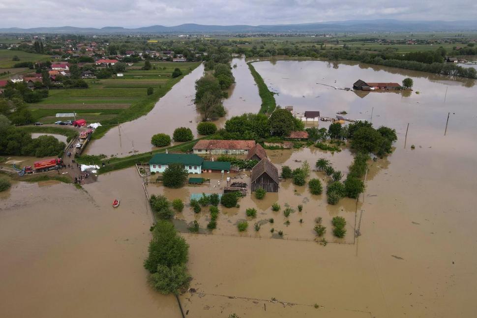 Sunt localități întregi unde nu se mai poate circula decât cu barca. Alerta de cod roșu de inundații a fost prelungită 976441