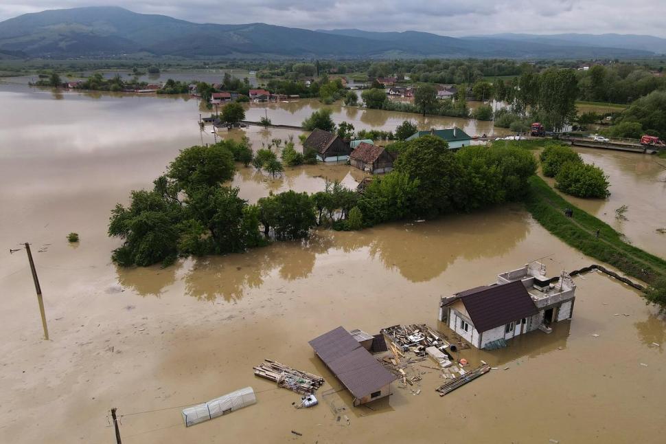 Sunt localități întregi unde nu se mai poate circula decât cu barca. Alerta de cod roșu de inundații a fost prelungită 976442