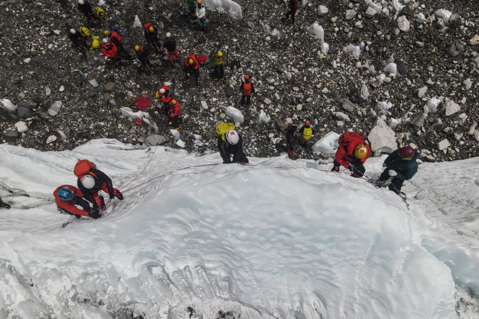 Ambuteiaj pe Everest: Sute de apliniști și ghizi stau la coadă ca să ajungă în vârf. Vremea rea și începătorii provoacă probleme 976788
