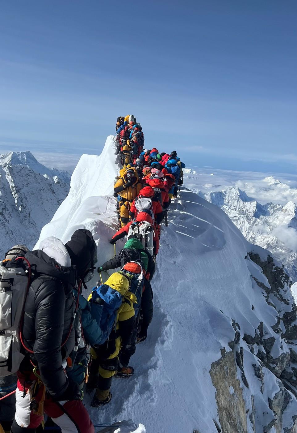 Ambuteiaj pe Everest: Sute de apliniști și ghizi stau la coadă ca să ajungă în vârf. Vremea rea și începătorii provoacă probleme 976789