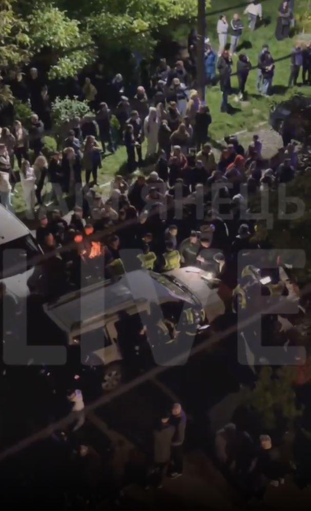 Imagini cu un vehicul de recrutare al armatei ucrainene, blocat de cetăţeni într-un oraş din vestul ţării. Ce i-a nemulţumit pe oameni 976917