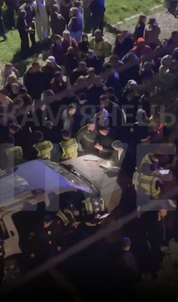 Imagini cu un vehicul de recrutare al armatei ucrainene, blocat de cetăţeni într-un oraş din vestul ţării. Ce i-a nemulţumit pe oameni 976918