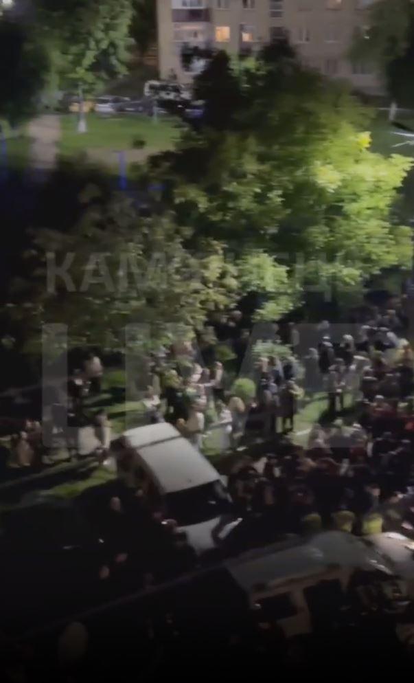 Imagini cu un vehicul de recrutare al armatei ucrainene, blocat de cetăţeni într-un oraş din vestul ţării. Ce i-a nemulţumit pe oameni 976919