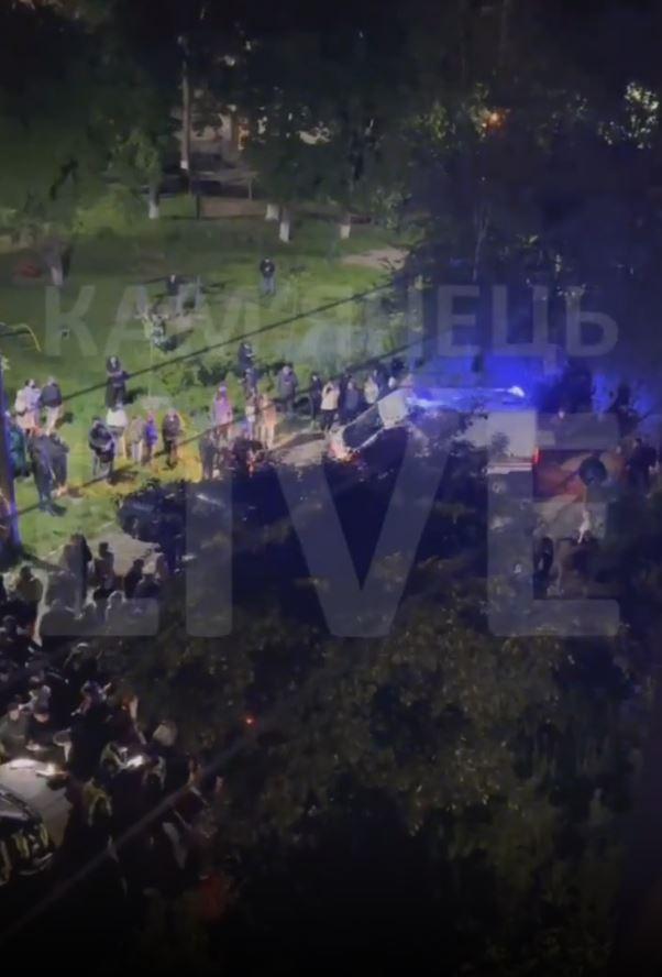 Imagini cu un vehicul de recrutare al armatei ucrainene, blocat de cetăţeni într-un oraş din vestul ţării. Ce i-a nemulţumit pe oameni 976920