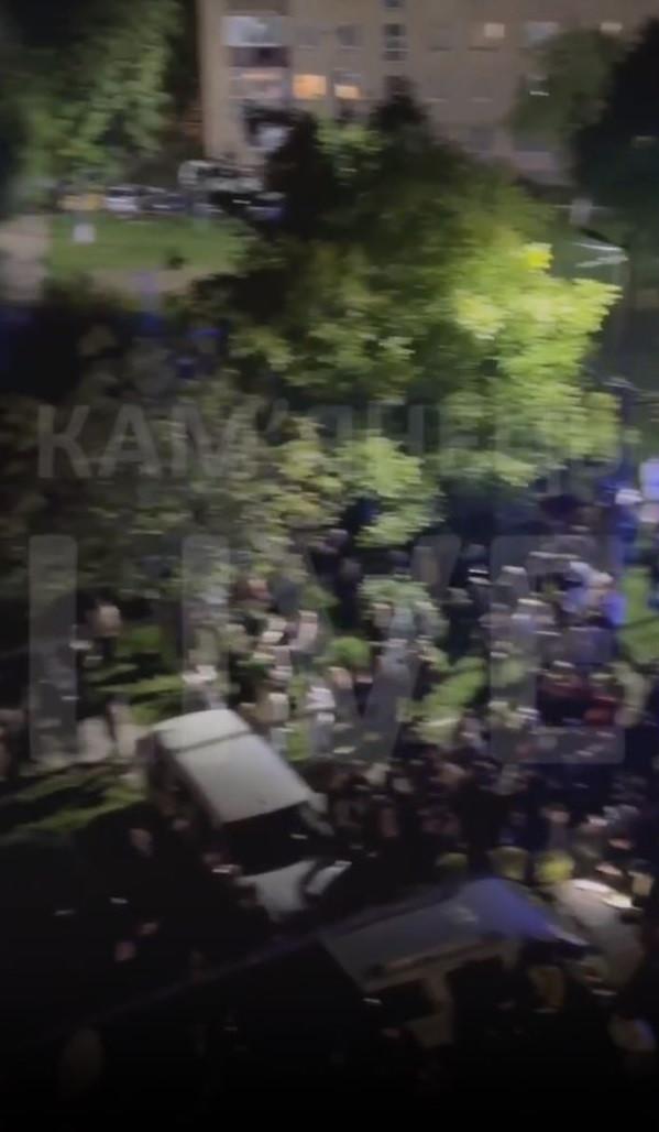 Imagini cu un vehicul de recrutare al armatei ucrainene, blocat de cetăţeni într-un oraş din vestul ţării. Ce i-a nemulţumit pe oameni 976921