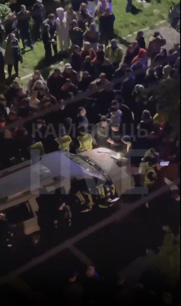 Imagini cu un vehicul de recrutare al armatei ucrainene, blocat de cetăţeni într-un oraş din vestul ţării. Ce i-a nemulţumit pe oameni 976922