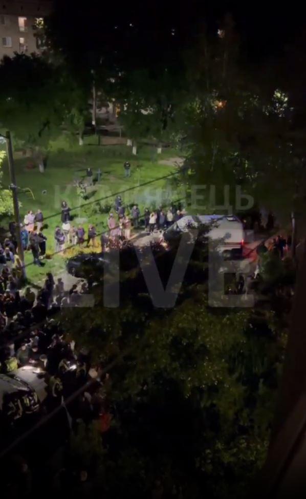 Imagini cu un vehicul de recrutare al armatei ucrainene, blocat de cetăţeni într-un oraş din vestul ţării. Ce i-a nemulţumit pe oameni 976923