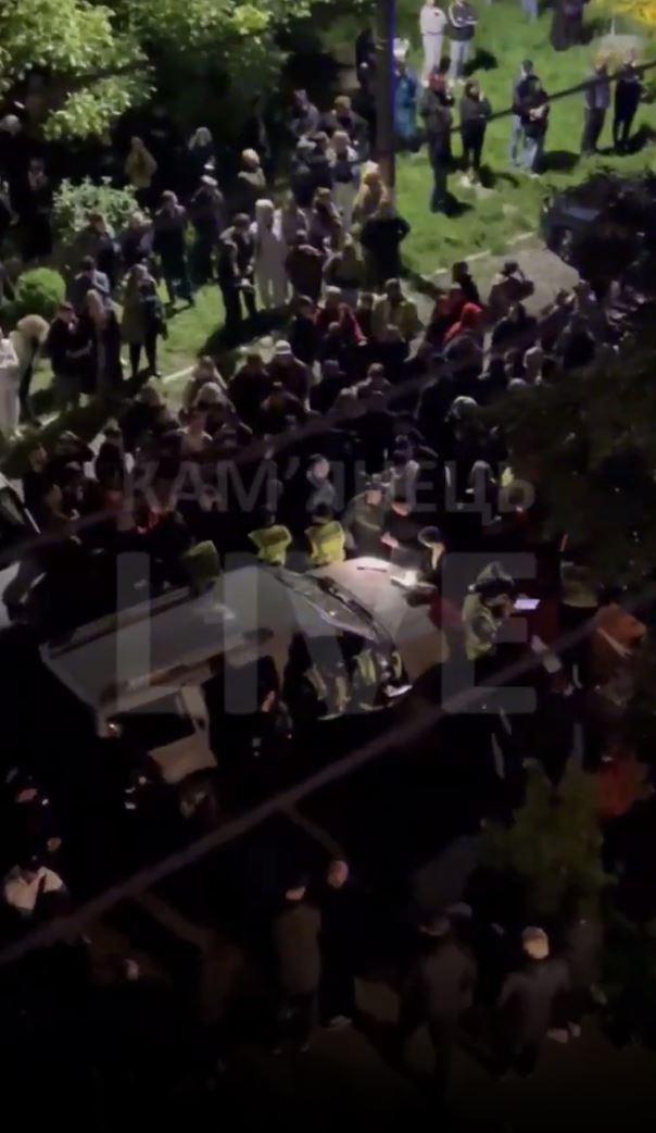 Imagini cu un vehicul de recrutare al armatei ucrainene, blocat de cetăţeni într-un oraş din vestul ţării. Ce i-a nemulţumit pe oameni 976924