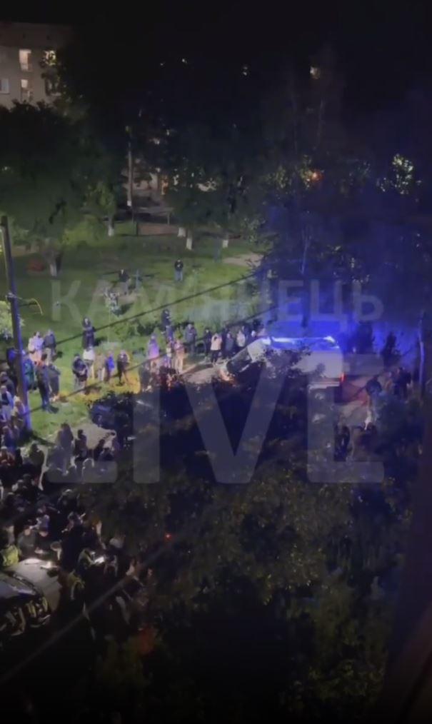 Imagini cu un vehicul de recrutare al armatei ucrainene, blocat de cetăţeni într-un oraş din vestul ţării. Ce i-a nemulţumit pe oameni 976925