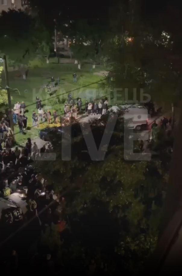 Imagini cu un vehicul de recrutare al armatei ucrainene, blocat de cetăţeni într-un oraş din vestul ţării. Ce i-a nemulţumit pe oameni 976926