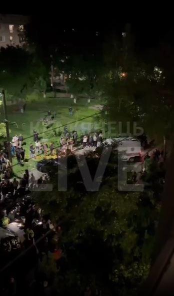 Imagini cu un vehicul de recrutare al armatei ucrainene, blocat de cetăţeni într-un oraş din vestul ţării. Ce i-a nemulţumit pe oameni 976927