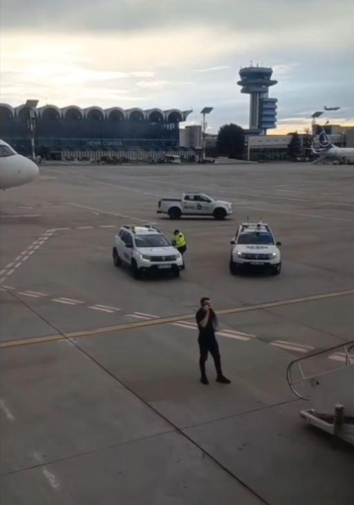 Imagini cu bătaia dintr-un avion Wizz Air, pe Aeroportul Otopeni: "Vor să-l bată pe pilot". Poliţiştii au intervenit de urgenţă 977121