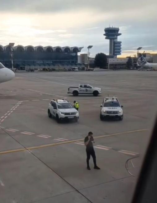 Imagini cu bătaia dintr-un avion Wizz Air, pe Aeroportul Otopeni: "Vor să-l bată pe pilot". Poliţiştii au intervenit de urgenţă 977122