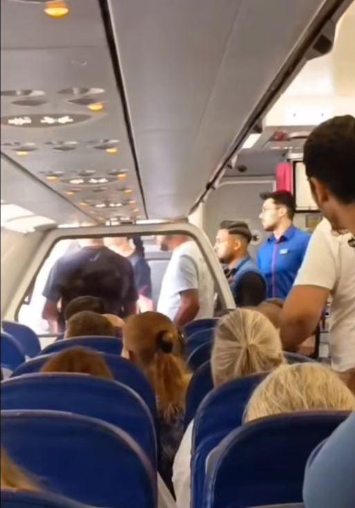 Imagini cu bătaia dintr-un avion Wizz Air, pe Aeroportul Otopeni: "Vor să-l bată pe pilot". Poliţiştii au intervenit de urgenţă 977123