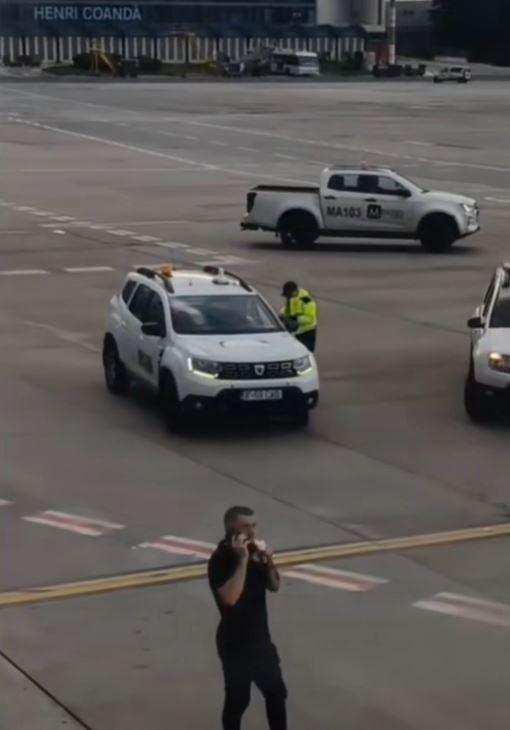 Imagini cu bătaia dintr-un avion Wizz Air, pe Aeroportul Otopeni: "Vor să-l bată pe pilot". Poliţiştii au intervenit de urgenţă 977124