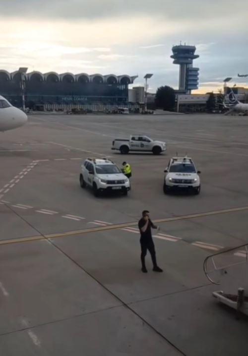 Imagini cu bătaia dintr-un avion Wizz Air, pe Aeroportul Otopeni: "Vor să-l bată pe pilot". Poliţiştii au intervenit de urgenţă 977125