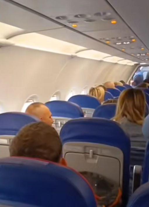 Imagini cu bătaia dintr-un avion Wizz Air, pe Aeroportul Otopeni: "Vor să-l bată pe pilot". Poliţiştii au intervenit de urgenţă 977126