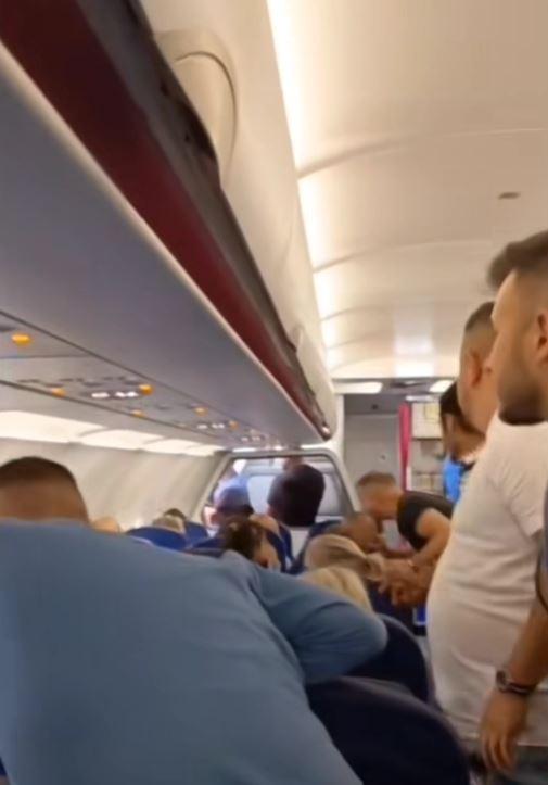 Imagini cu bătaia dintr-un avion Wizz Air, pe Aeroportul Otopeni: "Vor să-l bată pe pilot". Poliţiştii au intervenit de urgenţă 977127