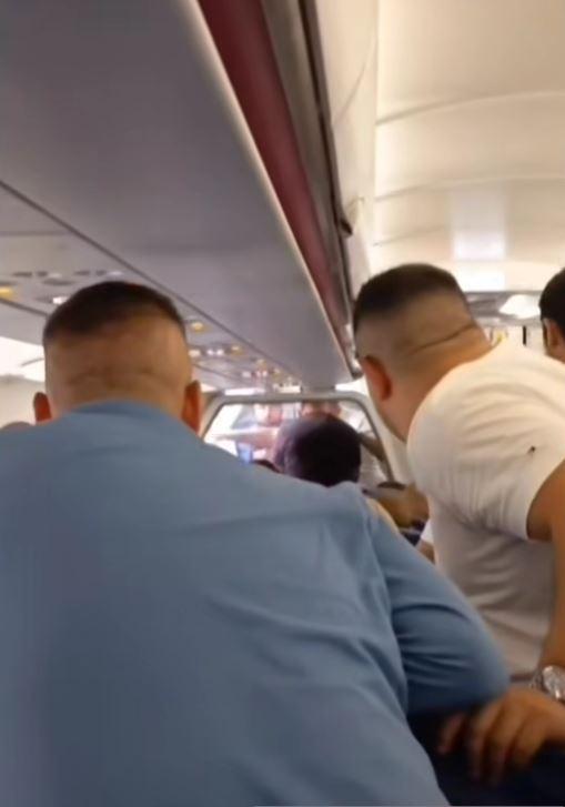 Imagini cu bătaia dintr-un avion Wizz Air, pe Aeroportul Otopeni: "Vor să-l bată pe pilot". Poliţiştii au intervenit de urgenţă 977128