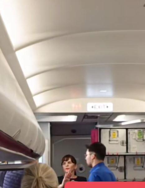 Imagini cu bătaia dintr-un avion Wizz Air, pe Aeroportul Otopeni: "Vor să-l bată pe pilot". Poliţiştii au intervenit de urgenţă 977129