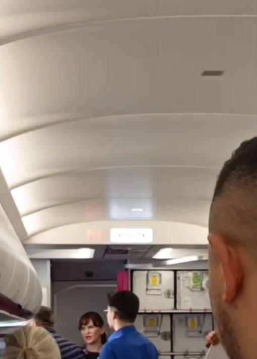 Imagini cu bătaia dintr-un avion Wizz Air, pe Aeroportul Otopeni: "Vor să-l bată pe pilot". Poliţiştii au intervenit de urgenţă 977130