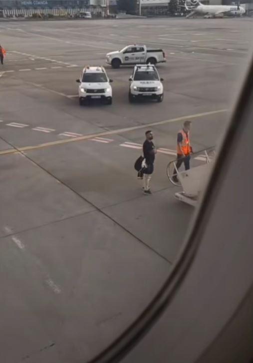 Imagini cu bătaia dintr-un avion Wizz Air, pe Aeroportul Otopeni: "Vor să-l bată pe pilot". Poliţiştii au intervenit de urgenţă 977131