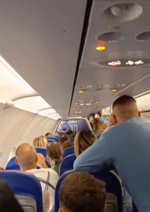 Imagini cu bătaia dintr-un avion Wizz Air, pe Aeroportul Otopeni: "Vor să-l bată pe pilot". Poliţiştii au intervenit de urgenţă 977132