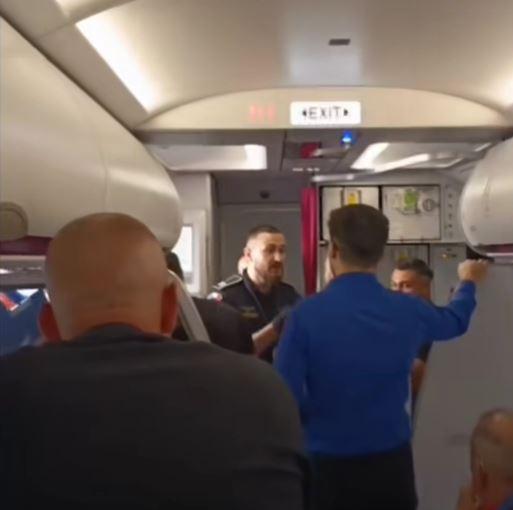 Imagini cu bătaia dintr-un avion Wizz Air, pe Aeroportul Otopeni: "Vor să-l bată pe pilot". Poliţiştii au intervenit de urgenţă 977136