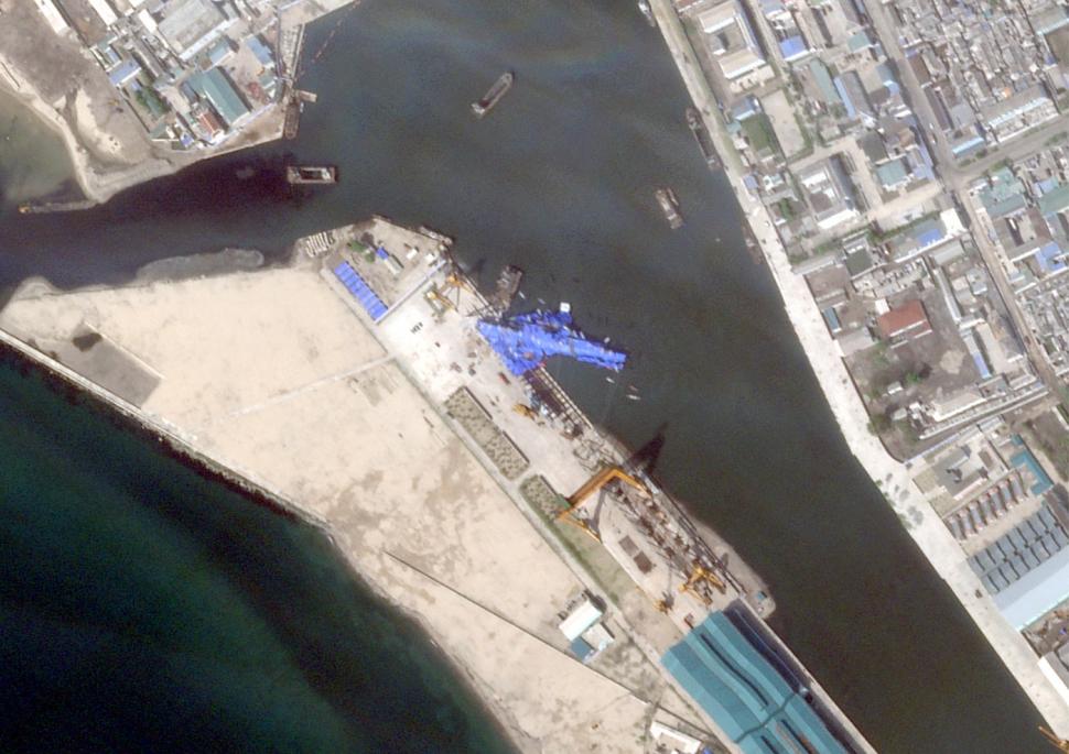 Nord-coreenii au pus baloane pe distrugătorul de 5.000 de tone eșuat în port. Kim încearcă cu disperare să-și salveze vasul de război 977105