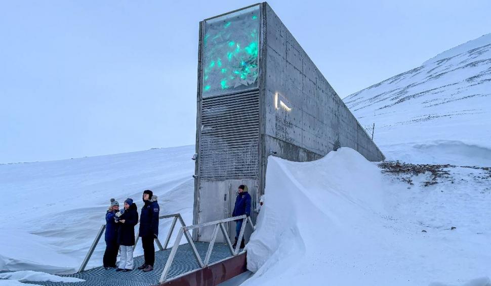 "Seiful Apocalipsei" din Svalbard. Aici se păstrează, la 100 de metri sub munte, viitorul Omenirii 976753