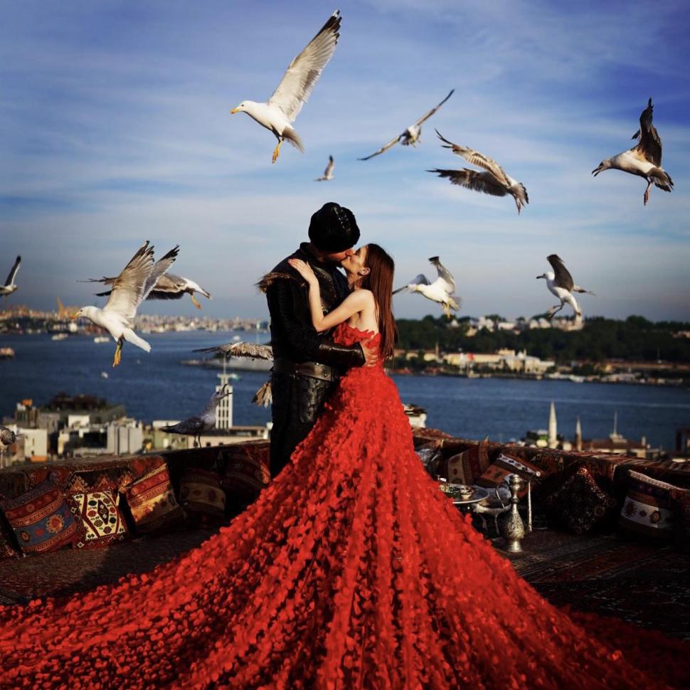 Cazul crimei din Cosmopolis se complică. Soţul victimei a ameninţat-o cu moartea pe fiica asasinului 977356