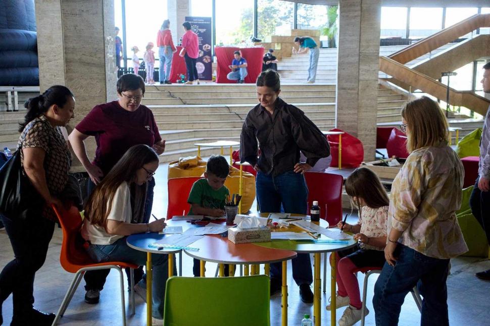 Copiii din Craiova sunt sărbătoriţi de ziua lor în "Tabara de Genii", organizată la Teatrul Național "Marin Sorescu" 977261