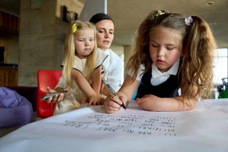 Copiii din Craiova sunt sărbătoriţi de ziua lor în "Tabara de Genii", organizată la Teatrul Național "Marin Sorescu" 977262