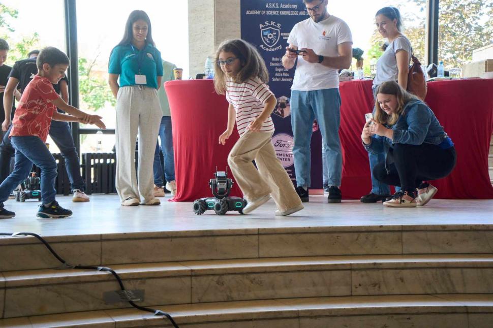 Copiii din Craiova sunt sărbătoriţi de ziua lor în "Tabara de Genii", organizată la Teatrul Național "Marin Sorescu" 977271