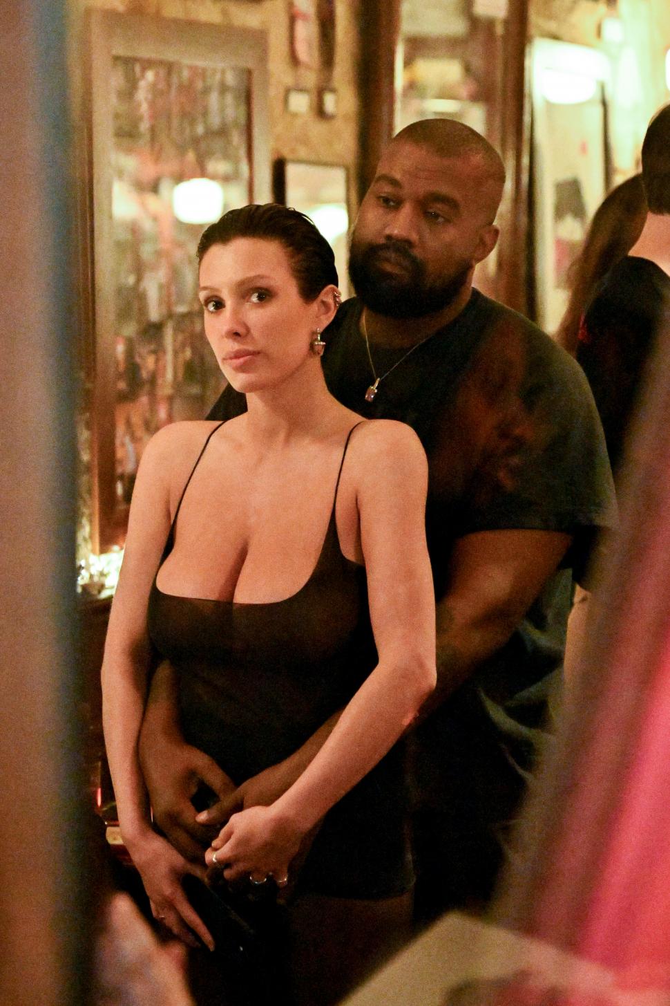 Bianca Censori a apărut din nou complet dezbrăcată în public. Oamenii cer ca ea şi soţul ei, Kanye West, să fie arestaţi 977424
