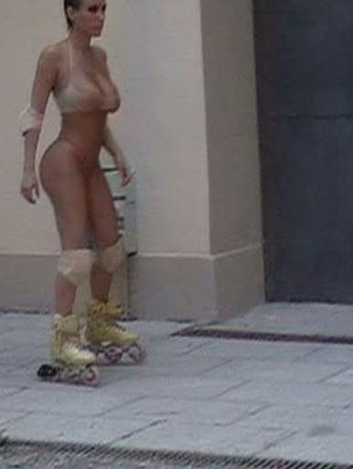 Bianca Censori a apărut din nou complet dezbrăcată în public. Oamenii cer ca ea şi soţul ei, Kanye West, să fie arestaţi 977434