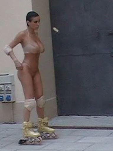 Bianca Censori a apărut din nou complet dezbrăcată în public. Oamenii cer ca ea şi soţul ei, Kanye West, să fie arestaţi 977435