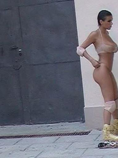 Bianca Censori a apărut din nou complet dezbrăcată în public. Oamenii cer ca ea şi soţul ei, Kanye West, să fie arestaţi 977438