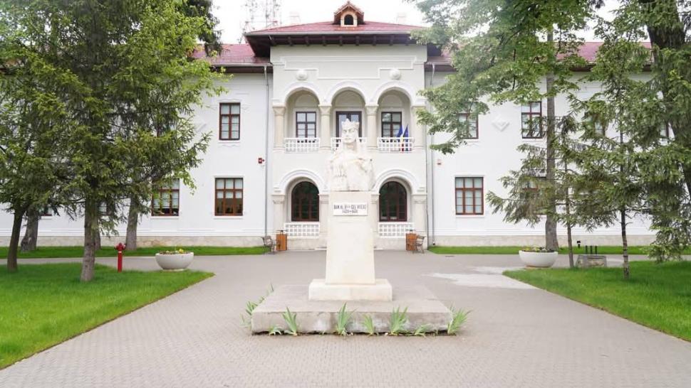 Cum arată fosta Şcoală de Cavalerie din Târgovişte, unde au avut loc procesul şi execuţia soţilor Ceauşescu. Clădirea a fost restaurată 977521