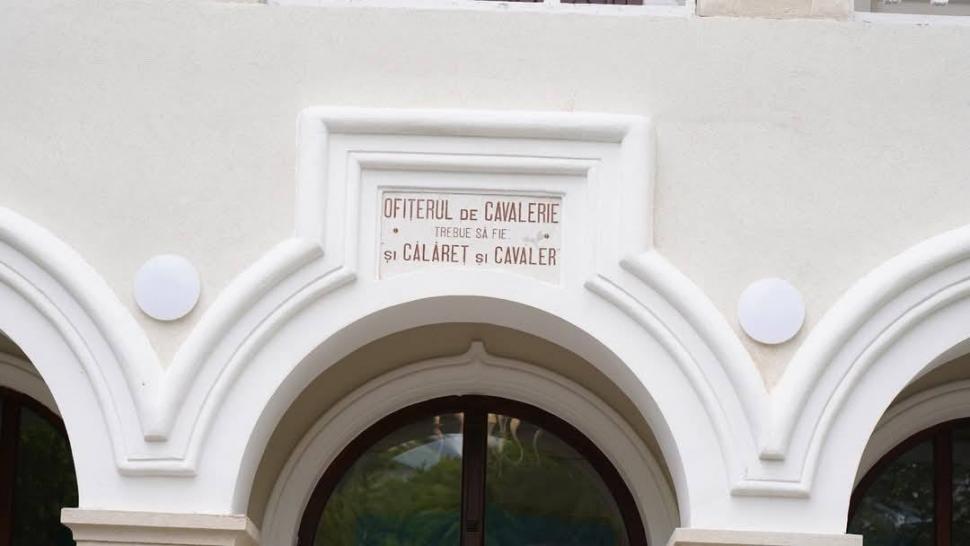 Cum arată fosta Şcoală de Cavalerie din Târgovişte, unde au avut loc procesul şi execuţia soţilor Ceauşescu. Clădirea a fost restaurată 977522