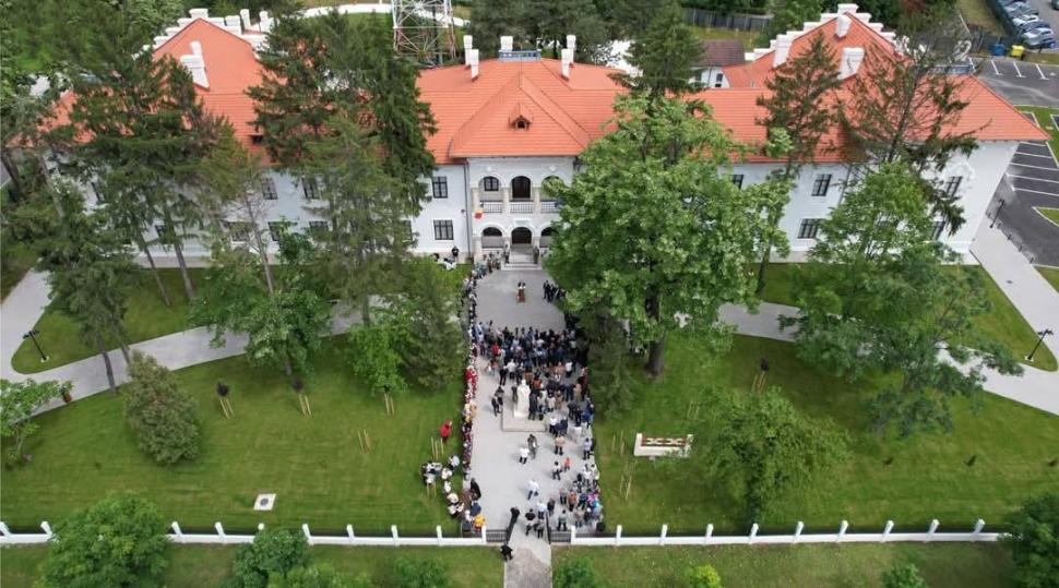 Cum arată fosta Şcoală de Cavalerie din Târgovişte, unde au avut loc procesul şi execuţia soţilor Ceauşescu. Clădirea a fost restaurată 977523