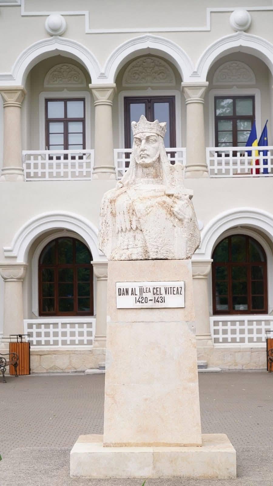 Cum arată fosta Şcoală de Cavalerie din Târgovişte, unde au avut loc procesul şi execuţia soţilor Ceauşescu. Clădirea a fost restaurată 977524